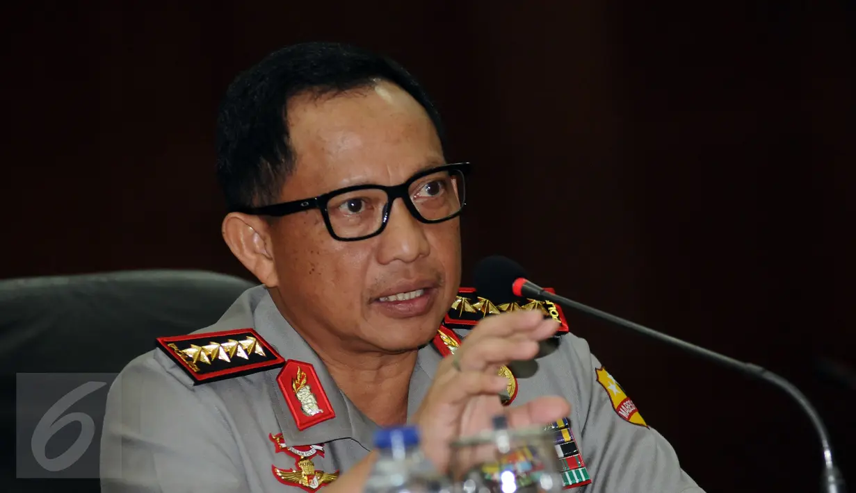 Kapolri Jenderal Tito Karnavian memberi keterangan saat rilis kasus Ahok di Gedung Rupatama, Mabes Polri, Jakarta, Selasa (16/11). Ahok ditetapkan menjadi tersangka terkait kasus dugaan penistaan agama. (Liputan6.com/Helmi Fitriansyah)