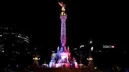 Monumen de la Independencia memancarkan cahaya berwarna bendera Prancis yaitu warna biru, putih dan merah di kota meksiko, (14/11). Aksi ini sebagai ungkapan belasungkawa menyusul serangan teror di Perancis. (REUTERS/Tomas Bravo)