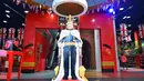 Patung yang seluruhnya terbuat dari batu bata Lego ini akan dipajang di pintu masuk utama toko di pusat kota London saat negara ini bersiap untuk merayakan penobatan Raja Charles III. (JUSTIN TALLIS / AFP)