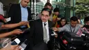 Pengacara Hotma Sitompul memberi keterangan kepada awak media usai diperiksa KPK, Jakarta (29/11). Hotma diperiksa terkait kasus dugaan korupsi proyek pengadaan e-KTP di Kementerian Dalam Negeri (Kemendagri). (Liputan6.com/Helmi Affandi)