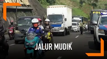 Jelang mudik lebaran 2019, petugas gabungan memeriksa kesiapan dan kondisi jalan yang akan dilalui kendaraan pemudik. Salah satunya di daerah Cileunyi dan Nagrek yang merupakan akses pemudik di jalur selatan.