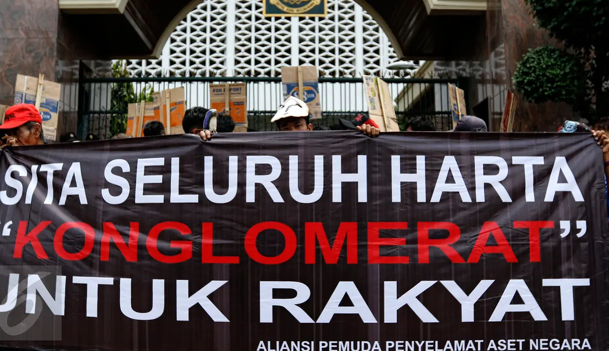 Massa dari Aliansi Pemuda Penyelamat Aset Negara menggelar aksi demo di depan Kejaksaan Agung, Jakarta, Rabu (2/9/2015). Massa menuntut penuntasan perampokan aset BPPN tahun 2003 yang merugikan negara ratusan triliun. (Liputan6.com/Yoppy Renato)