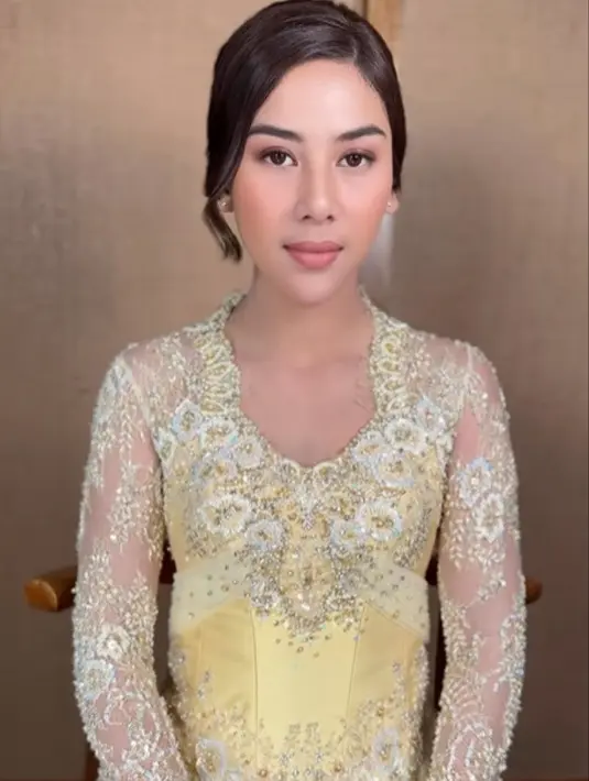 Kebaya siraman Adinda Thomas memiliki detail ekor manis di bagian belakang. Padu padan dengan kain batik yang serasi menambah sempurna penampilan Adinda Thomas secara keseluruhan. [Foto: Instagram/ayungberinda]