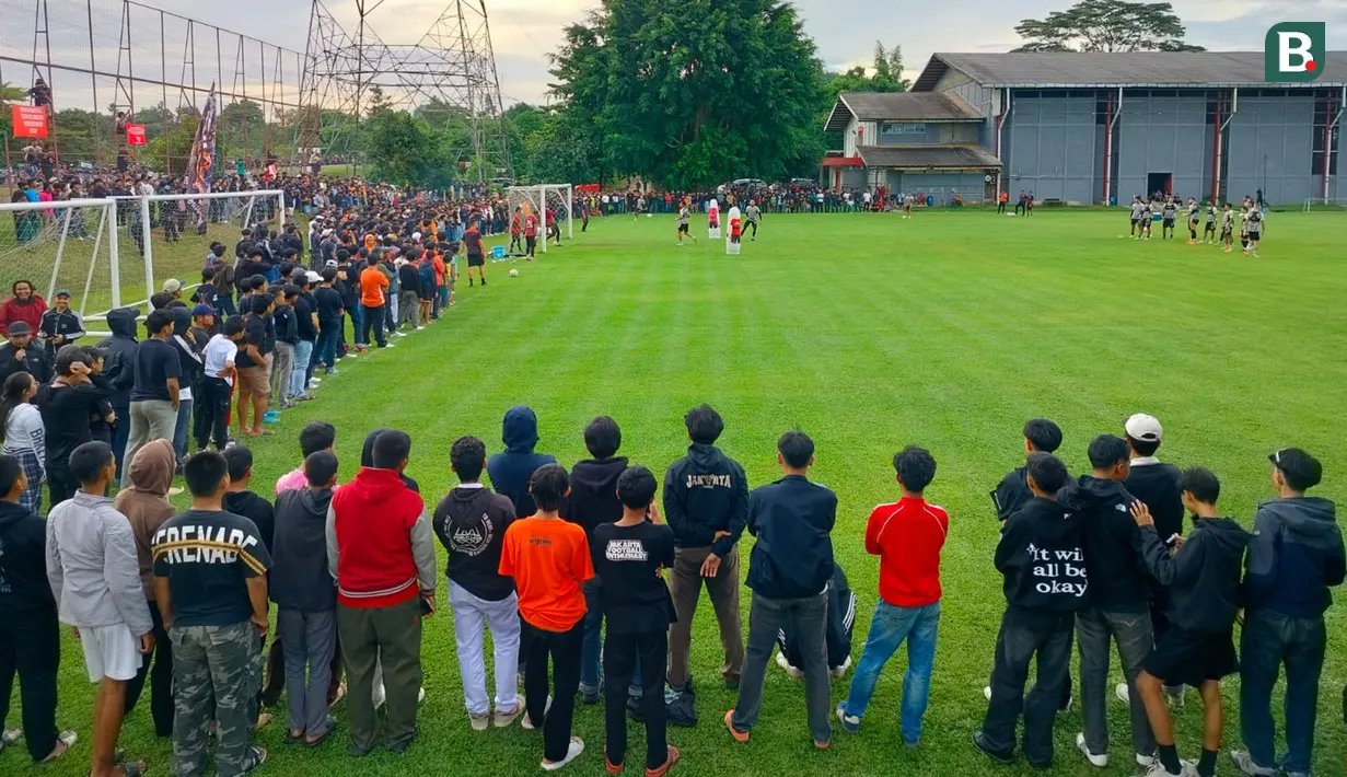 Latihan Persija Jakarta yang digelar di Sawangan, Depok, pada Jumat (14/2/2025) sore WIB diserbu suporternya, The Jakmania. Latihan ini merupakan persiapan jelang melawan Persib Bandung di BRI Liga 1 2024/2025. (Bola.com/M Iqbal Ichsan)