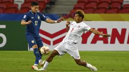 Di kubu Thailand ada nama Thanawat Suengchitthawon. Ia saat ini berkarier di klub Inggris, Leicester City. Meski bermain untuk tim U-23, Thanawat didaftarkan ke tim utama The Foxes besutan Brendan Rogers untuk Liga Inggris musim 2021/2022. (AFP/Roslan Rahman)