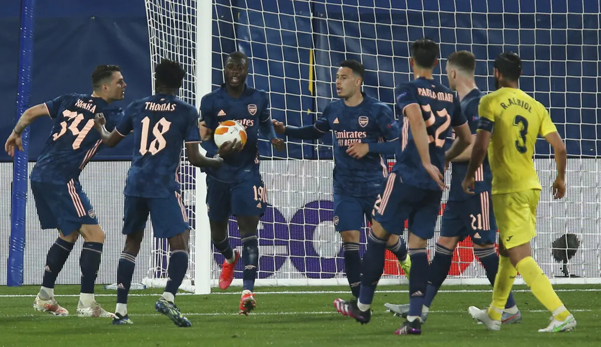 Pemain Arsenal Nicolas Pepe (tengah) melakukan selebrasi usai mencetak gol ke gawang Villarreal pada pertandingan leg pertama semifinal Liga Europa di Stadion Estadio de la Ceramica, Villarreal, Spanyol, Kamis (29/4/2021). Villareal menang 2-1. (AP Photo/Alberto Saiz)