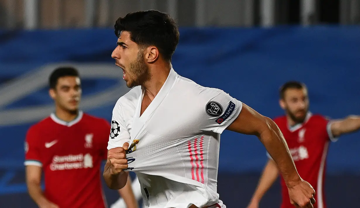 Gelandang Real Madrid, Marco Asensio melakukan selebrasi usai mencetak gol kedua timnya ke gawang Liverpool dalam laga leg pertama babak perempatfinal Liga Champions 2020/2021 di Alfredo di Stefano Stadium, Selasa (6/4/2021). Real Madrid menang 3-1 atas Liverpool. (AFP/Gabriel Bouys)