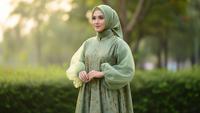 8 Gamis Batik Sage Organza Lengan Balon yang Kekinian, Cantik untuk Segala Acara
