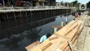 Pekerja mengerjakan proyek pembangunan tanggul bantaran Kali Anak Ciliwung di RT 001 RW 008 Ancol, Pademangan, Jakarta Utara, Kamis (19/12/2019). Pembangunan tanggul untuk mencegah amblesnya bantaran sungai seperti pada akhir tahun 2018 lalu. (Liputan6.com/Johan Tallo)