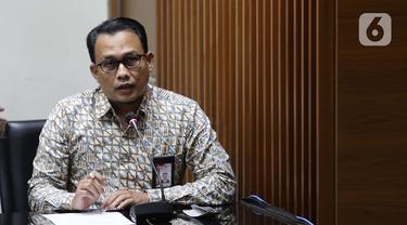 FOTO: Dugaan Suap Dana PEN, Mantan Dirjen Bina Keuangan Daerah Kemendagri Ditahan KPK