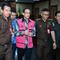 Ia menyebutkan bahwa 90% dari tim tersebut diambil dari internal kementerian berdasarkan rekam jejak mereka. Tampak dalam foto, mantan Menteri Pendidikan, Kebudayaan, Riset, dan Teknologi (Mendikbudristek), Nadiem Makarim (kiri), usai mengikuti sidang lanjutan di Pengadilan Tindak Pidana Korupsi (Tipikor) Jakarta, Senin (11/5/2026). (merdeka.com/Arie Basuki)