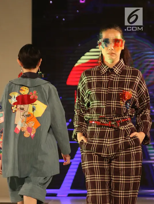 Model mengenakan kacamata warna-warni dalam acara Senayan City Fashion Nation 12th Edition di Jakarta, Rabu (11/4). (Liputan6.com/Immanuel Antonius)