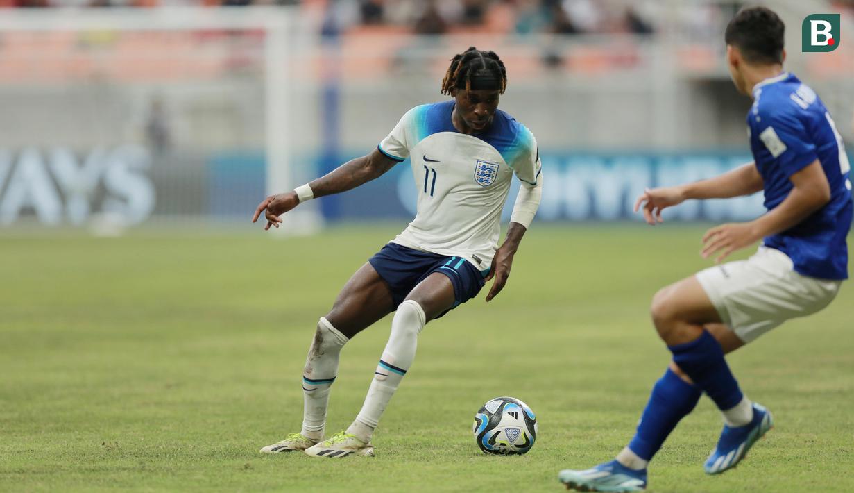Pemain Timnas Inggris U-17, Joel Ndala, berusaha melewati pemain Uzbekistan U-17 pada babak 16 besar Piala Dunia U-17 2023 di Jakarta International Stadium (JIS), Rabu (22/11/2023). Tapi sayang pasukan The Three Lions muda kalah 1-2 dari Uzbekistan. (Bola.com/M Iqbal Ichsan)