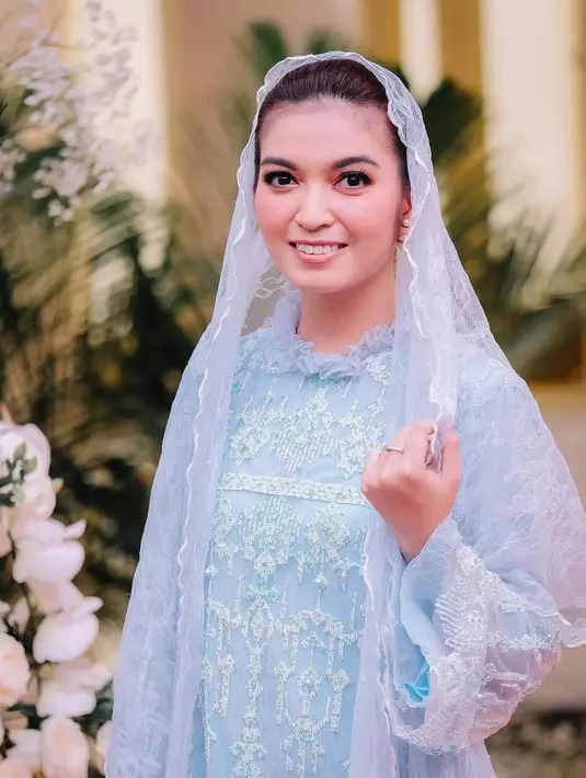 Penampilan anggun Selvi Ananda dalam balutan busana lace berwarna biru muda. Ia tak menambahkan riasan wajah yang berlebihan, namun tetap memancarkan pesona luar biasa. [Foto: Instagram/selvirakabuming]