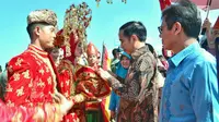 Prosesi penyambutan Presiden Jokowi saat menghadiri HPN 2018 di Padang, Sumatera Barat, Jumat (9/2). (Liputan6.com/Pool/Biro Setpres)