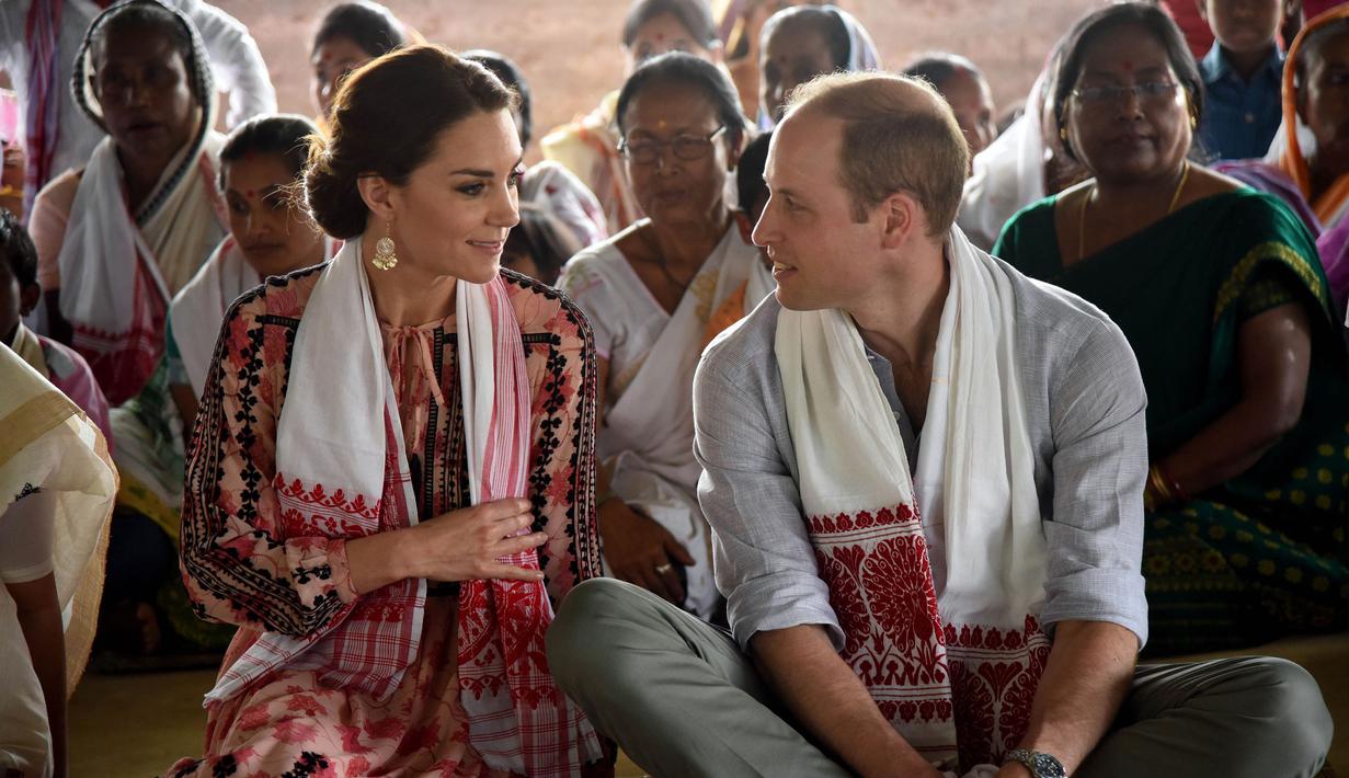 Kebersamaan William dan Kate kerap terekam kamera. Keduanya selalu nampak mesra di tiap kesempatan. Kemesraan William dan Kate begitu sederhana hanya sekadar dilihat dari keduanya yang saling tatap. (Kapanlagi/AFP)