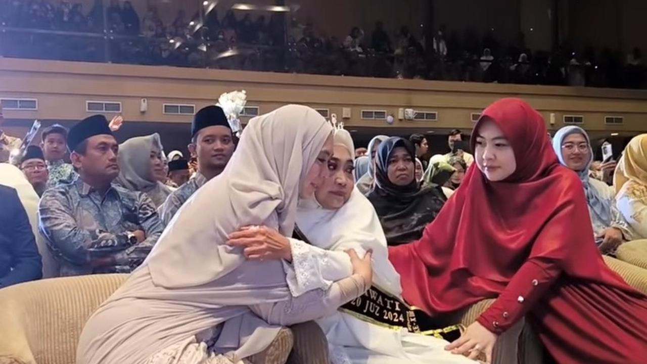 Sayangnya, si bungsu Ria Ricis tidak tampak dalam momen spesial wisuda ibundanya kali ini.<br><br>