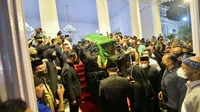 Ratusan warga yang hadir di Gedung Pakuan langsung melantunkan salawat nabi saat peti jenazah Emmeril Kahn Mumtadz diangkat dan masuk ke Gedung Pakuan.