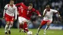 Wayne Rooney berusaha melewati hadangan pemain Swiss, Gelson Fernandes pada laga persahabatan di Stadion Wembley, Inggris, Rabu (6/2/2015). (AFP Photo/Adrian Dennis) 