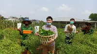 Pemilik pupuk Dinosaurus, Freddy Wijaya dan Steven Wijaya, berpose bersama para petani. (Liputan6.com/Dinny Mutiah)