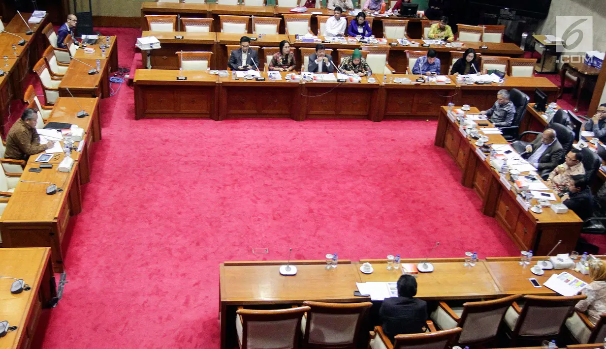 Suasana uji kepatutan dan kelayakan (fit and proper test) Deputi Gubernur Bank Indonesia (BI) Perry Warjiyo mengenai visi dan misi jabatan Gubernur BI dengan Komisi XI DPR RI, di kompleks Parlemen, Jakarta, Rabu (28/3). (Liputan6.com/Johan Tallo)