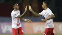Pemain Indonesia Alberto Goncalves dan Stefano Lilipaly, saat pertandingan melawan Laos pada laga Asian Games di Stadion Patriot, Jawa Barat, Jumat (17/8/2018). Indonesia menang 3-0 atas Laos. (Bola.com/Peksi Cahyo)