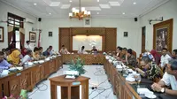 Wakil Bupati Kebumen, Arif Sugiyanto memimpin rapat koordinasi terkait antisipasi virus Corona. (Foto: Liputan6.com/Humas Kebumen/Muhamad Ridlo)