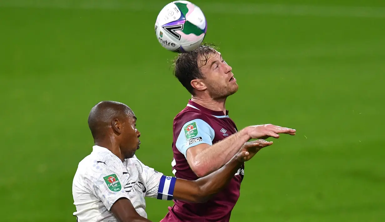 Gelandang Manchester City, Fernandinho berebut bola dengan pemain Burnley, Ashley Barnes pada laga babak keempat Piala Liga Inggris di Turf Moor, Kamis (1/10/2020) dini hari WIB. Raheem Sterling mencetak dua gol saat Manchester City menang 3-0 atas Burnley. (Paul Ellis/Pool via AP)