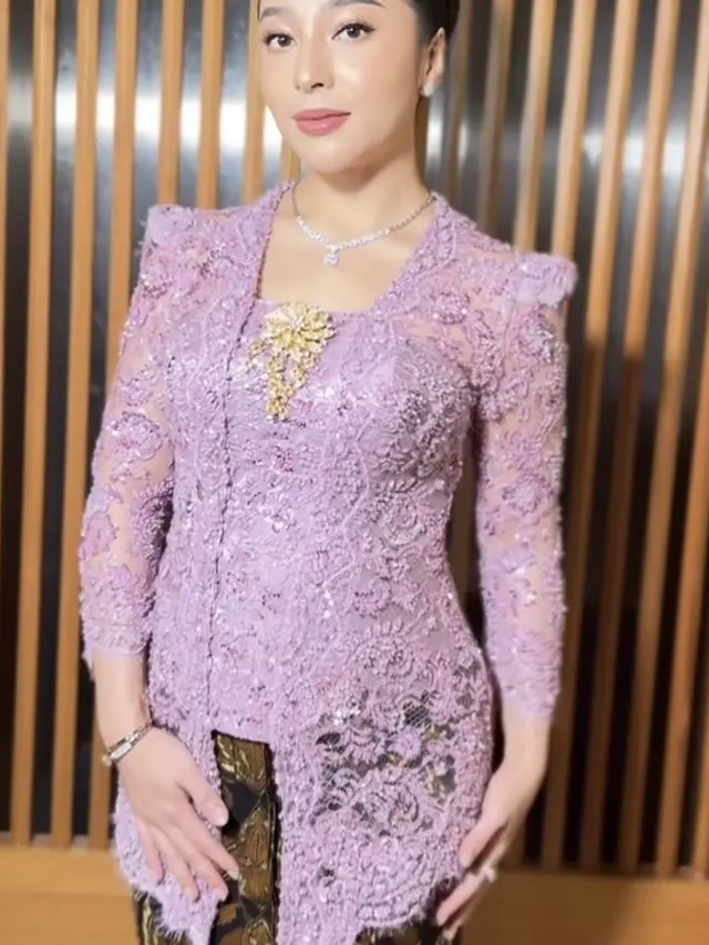 Nikita Willy saat Kondangan di kehamilan kedua. [@melindathemua]