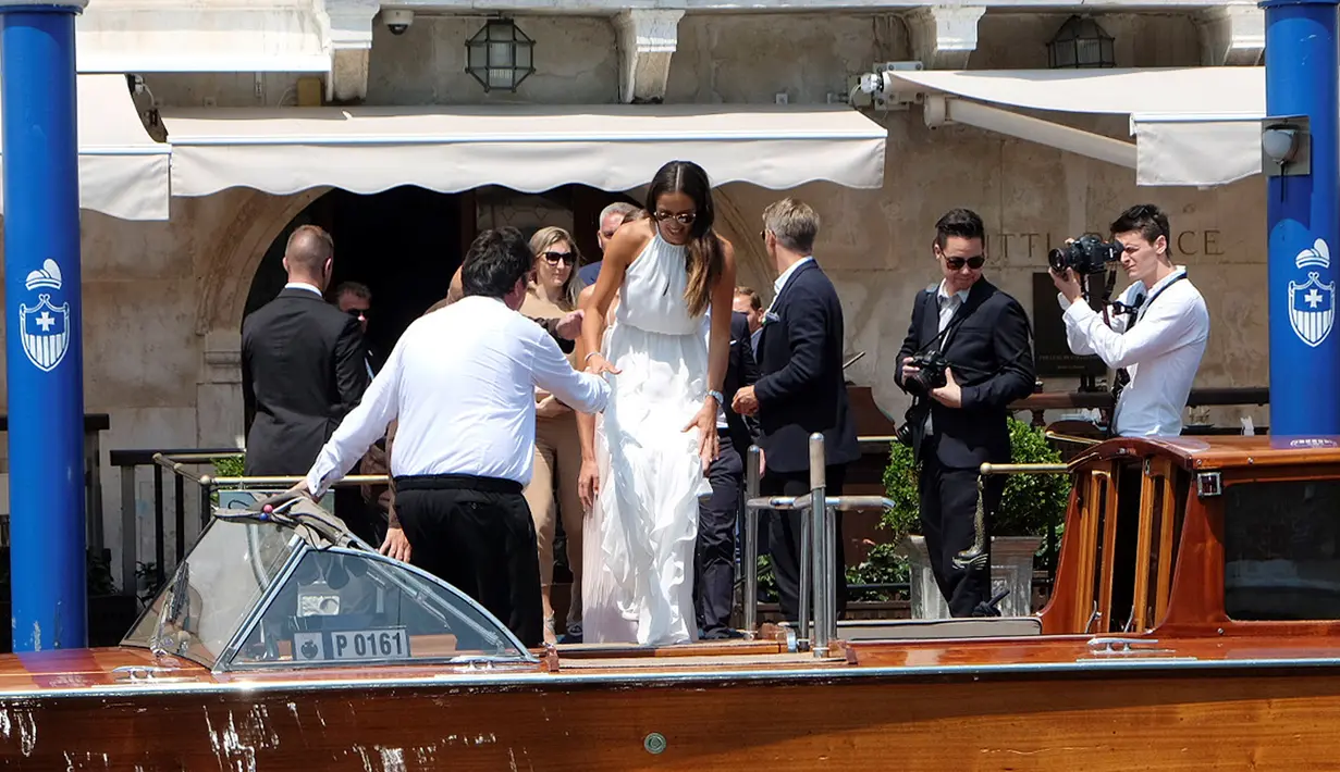 Suasana pernikahan Bastian Schweinsteiger dan Ana Ivanovic di Venice , Italia , (12/7). Meski sebelumnya gagal membawa Jerman menjuarai piala Eropa 2016, Bastian Schweinsteiger tak mau gagal untuk nikahi petenis cantik Ana Ivanovic.  (REUTERS / Stringer)