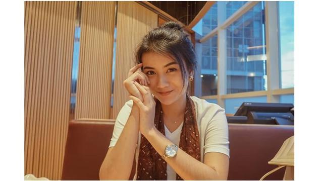 Tak hanya berparas cantik, penampilan Ina pun terlihat modis.