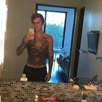 Justin Bieber, selain terkenal dengan suara emas dan ketampanannya, juga memiliki tattoo yang banyak di sekujur tubuhnya. Sekitar lima tahun belakangan ini, nampaknya koleksi tatonya pun bertambah. (Instagram/justinbieber)