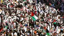 Para pengunjuk rasa berkumpul di Lapangan Tahrir selama demonstrasi anti-Israel di Baghdad pada 13 Oktober 2023. (Ahmad Al-rubaye/AFP)