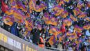 Camp Nou yang dipadati sekitar seribuan penonton menyambut kedatangan Xavi dengan kibaran bendera klub sambil mengelukan nama mantan kapten Barcelona tersebut penuh sukacita. (AFP/Lluis Gene)