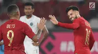 Pemain Timnas Indonesia, Stefano Lilipaly (kanan) bersama Alberto Goncalves merayakan gol ke gawang Timor Leste pada laga penyisihan grup B Piala AFF 2018 di Stadion GBK, Jakarta, Selasa (13/11). Indonesia unggul 3-1. (Liputan6.com/Helmi Fithriansyah)