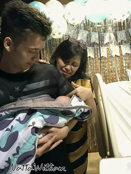 Beberapa foto memperlihatkan bahwa Stefan begitu hangat saat memeluk sang anak. Pancaran bahagia dari wajah Stefan sangat terlihat.  Begitu juga dengan Celine,  meskipun ini bukan yang pertama untuknya.  (Instagram/stefanaticfamily)