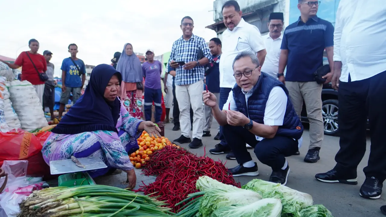 Menteri Perdagangan (Mendag) Zulkifli Hasan pengecekan harga pangan di berbagai pasar di berbagai wilayah Indonesia. Terbaru, mendag mengunjungi Pasar Batu Merah, Sirimau, Ambon, Jumat (22/12/2023). (Dok Kemendag)