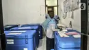 Petugas mendata vaksin COVID-19 produksi Sinovac di gudang penyimpanan UPTD Instalasi Farmasi Dinas Kesehatan Kota Bekasi, Jawa Barat, Selasa (12/1/2021). Vaksin diprioritaskan untuk tenaga kesehatan. (merdeka.com/Iqbal S. Nugroho)