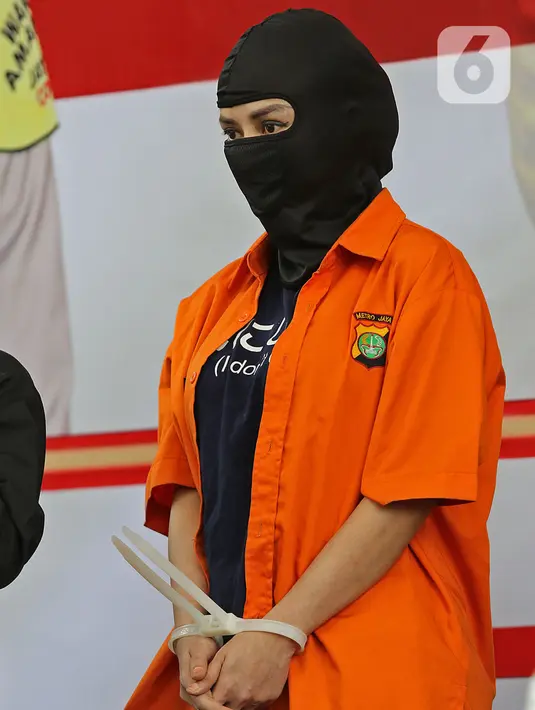 Artis Cyntiara Alona saat dihadirkan sebagai tersangka dalam gelar kasus prostitusi dan eksploitasi anak  Ditreskrimum Polda Metro Jaya, Jakarta, Jumat (19/03/2021). Dalam pengungkapan tersebut diamankan belasan barang bukti handphone, uang tunai dan alat kontrasepsi. (Liputan6.com/Herman Zakharia)