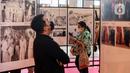 Pengunjung melihat Pameran Foto Potret 7 Presiden RI dengan tema "7 Citizen No.1" di Mall Neo Soho, Jakarta, Selasa (22/11/2022). Foto-foto yang dipamerkan merupakan foto bersejarah bagi bangsa Indonesia. (Liputan6.com/Johan Tallo)