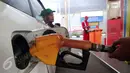 Petugas mengisi bahan bakar jenis Premium di SPBU Cikini, Jakarta, Kamis (24/12). Jelang awal tahun 2016, Pemerintah memutuskan menurunkan harga Bahan Bakar Minyak (BBM) jenis Premium dan Solar. (Liputan6.com/Angga Yuniar)