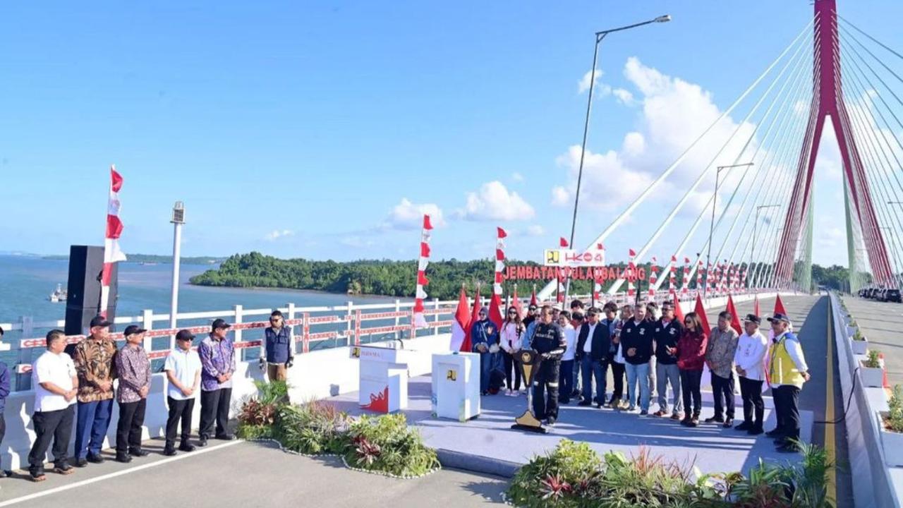 Dalam kegiatan tersebut, Jokowi turut meresmikan Jembatan Pulau Balang yang menghubungkan Kota Balikpapan dengan Kabupaten Penajam Paser Utara.