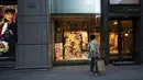 Seorang pejalan kaki berhenti untuk melihat tampilan kimono di distrik perbelanjaan Ginza Tokyo, Kamis (23/9/2021). Kawasan ini disebut Ginza karena dulunya di tempat ini terdapat percetakan uang logam perak yang dibangun tahun 1612 (zaman Edo). (AP Photo/Hiro Komae)