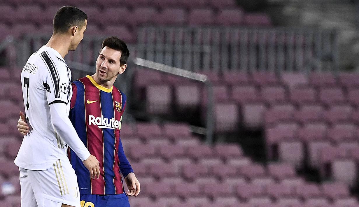 Striker Barcelona berbincang dengan penyerang Juventus, Cristiano Ronaldo, pada laga Liga Champions di Stadion Camp Nou, (8/12/2021). (AFP/Josep Lago)