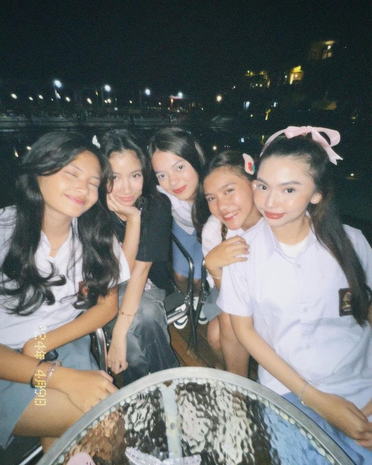 Dalam sinetron MAGIC 5 yang berkisah tentang remaja berkekuatan super, Sridevi beradu akting dengan sesama bintang D'Academy 5, Afan dan Eby.<br>