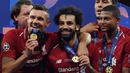 Selebrasi pemain Real Madrid (dari kiri) Dejan Lovren, Mohamed Salah dan Gerginio Wijnaldum dengan medali juara Liga Champions 2018/2019 setelah mengalahkan Tottenham Hotspur pada laga final di Wanda Metropolitano Stadium, Madrid (1/6/2019). Pada musim 2018/2019 Liverpool yang diperkuat seorang pemain Kroasia, yaitu Dejan Lovren berhasil menjuarai Liga Champions dengan mengalahkan Tottenham Hotspur 2-0 di partai final. (AFP/Paul Ellis)