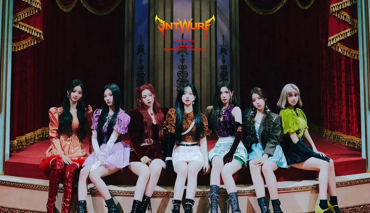 Set foto yang pertama memperlihatkan para member Nmixx yang mengenakan kostum dengan warna terang yang berbed-benda. Meski begitu, nuansa fotonya lebih gelap dan misterius karena pengaruh setting pemotretan dan aksesoris yang mereka kenakan. (JYP Entertainment via Soompi)