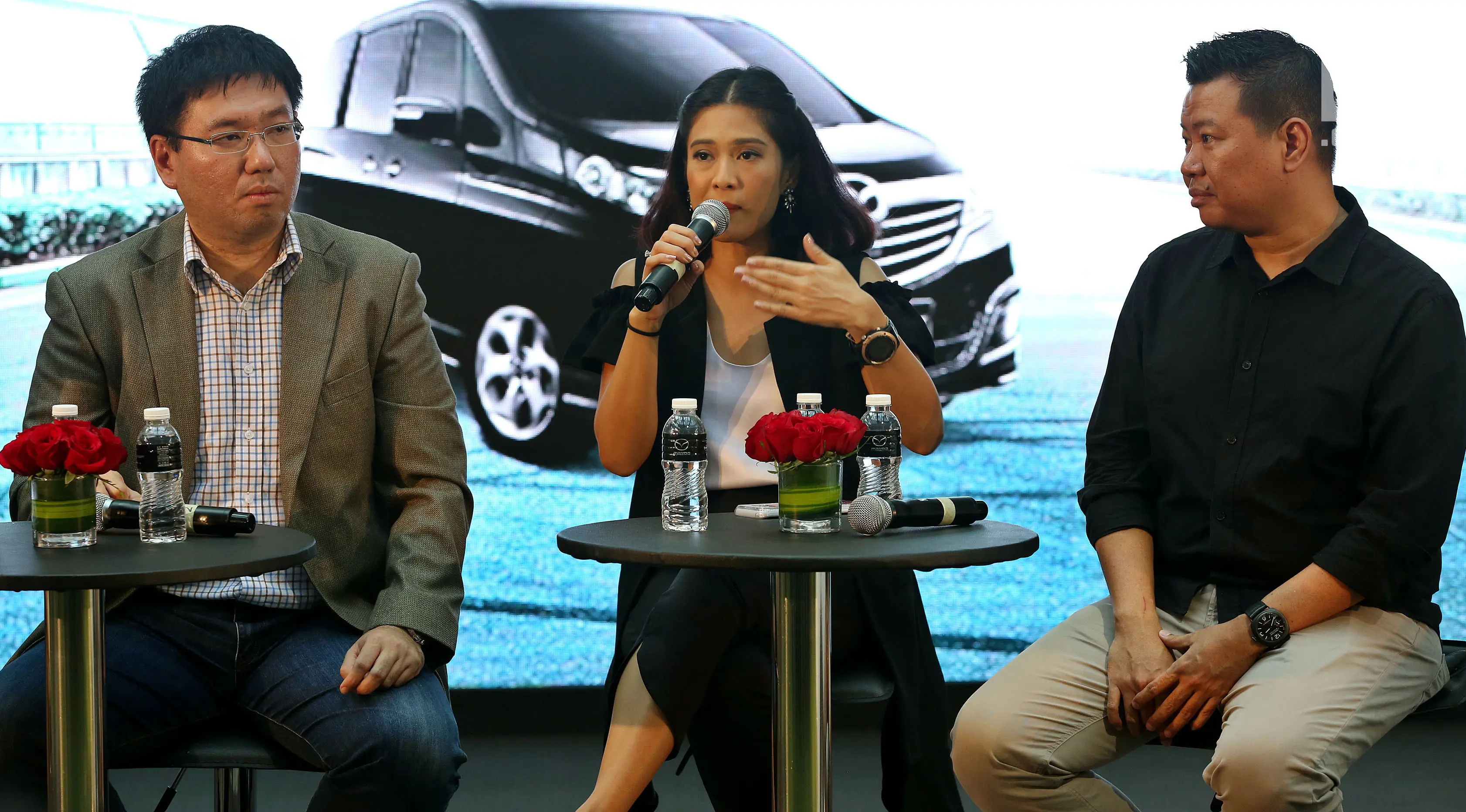 Direktur Sales Marketing & PR. PT. Emi Ricki Thio (kiri) bersama Dian Sastro (tengah), dan Editor in Chief Auto Bild Indonesia Bimo Aribowo saat menjadi pembicara di Mazda Power Drive 2017 di Epiwalk, Jakarta, Sabtu (21/10). (Liputan6.com/JohanTallo)