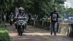 Sejumlah pengendara motor melintas di atas trotoar pejalan kaki di kawasaan Daan Mogot, Jakarta, Senin (26/4/2021). Padatnya volume kendaraan pada jam kerja di kawasan itu membuat sejumlah pengendara motor nekat menggunakan trotoar yang merupakan
hak bagi pejalan kaki. (Liputan6.com/Faizal Fanani)