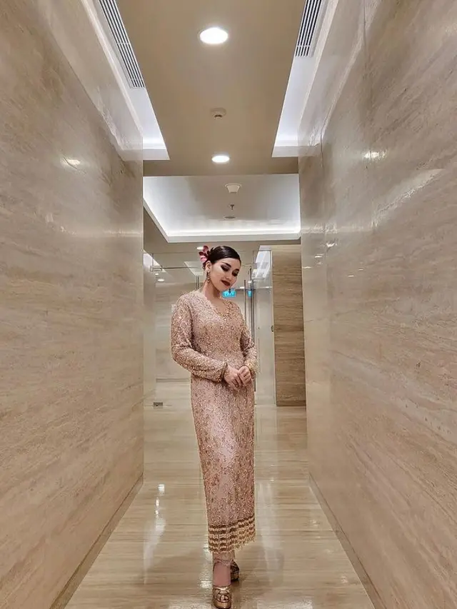 8 Pesona Cantik Ayu Ting Ting Pakai Baju Kurung Melayu, Banjir Pujian Warganet